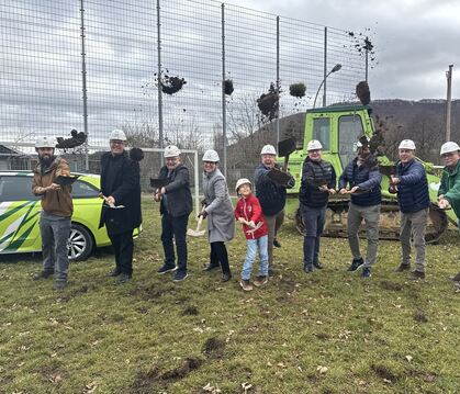 Da flogen die Brocken am Montag beim Spatenstich auf dem Sportplatz Kies mit Oberbürgermeisterin Carmen Haberstroh (Vierte von l