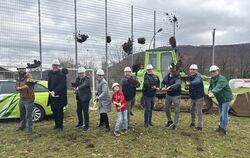 Da flogen die Brocken am Montag beim Spatenstich auf dem Sportplatz Kies mit Oberbürgermeisterin Carmen Haberstroh (Vierte von l
