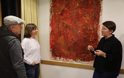 Künstlerin Ramona Meissner (rechts) im Gespräch mit Besuchern