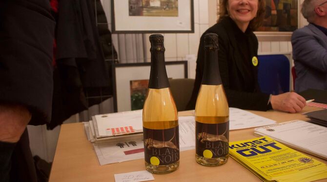 Nachricht Nicht nur Kunstwerke, auch der Verkauf eines erlesenen Bio-Sekts diente einem guten Zweck.