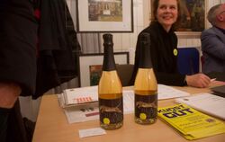 Nicht nur Kunstwerke, auch der Verkauf eines erlesenen Bio-Sekts diente einem guten Zweck.