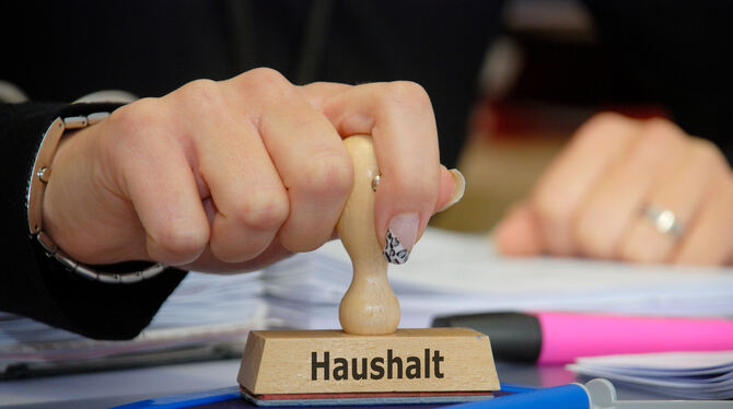 Stempel, Hand, Haushalt, Holz, Stempelkissen, Jahreshaushalt, Stadt, Gemeinde, Land, Kreis, Bund, Geld, Finanzen, Familie, Entwu Nach dem Veto der Prüfbehörde musste der Regionalverband eine Änderung bei seinem Nachtrags-Haushalt vornehmen.