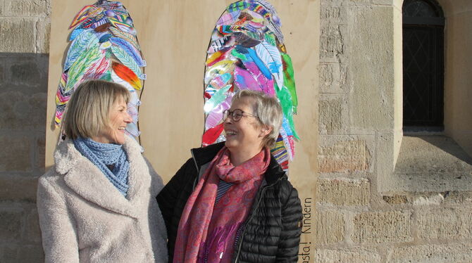 Sabine Rist (rechts) und Suse Lutz haben das »Global Angel Wings Project« nach Wannweil gebracht. Hier stehen sie vor der Johann