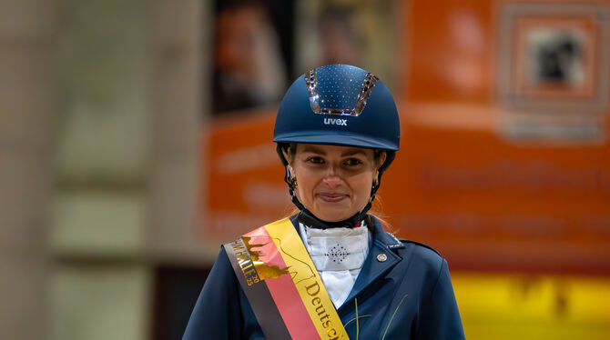 Die Trochtelfingerin Laura Bräuninger mit der Siegerschärpe im Springen bei der deutschen Hochschulmeisterschaft.