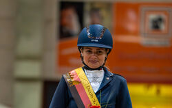 Die Trochtelfingerin Laura Bräuninger mit der Siegerschärpe im Springen bei der deutschen Hochschulmeisterschaft.