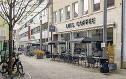 Noch ist am und im Luis Coffee bestuhlt. Bald könnte sich das ändern.