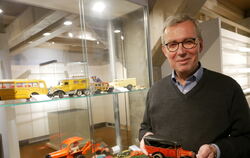 Oldtimer in allen Facetten: Bad Urachs Kulturreferatsleiter Thomas Braun hat die »Kunst im Spiel«-Ausstellung in der Klostermühl