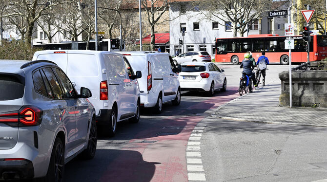 Stadteinwärts bekommen Radler am Lindachknoten den bisher weitgehend unbenutzten Gehweg zugeschlagen.