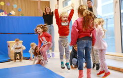 Das zentrale Anliegen in der VfL-Kita heißt Bewegung. Dafür gibt's viel Platz und jede Menge Geräte zum Toben, Hüpfen, Rennen, K