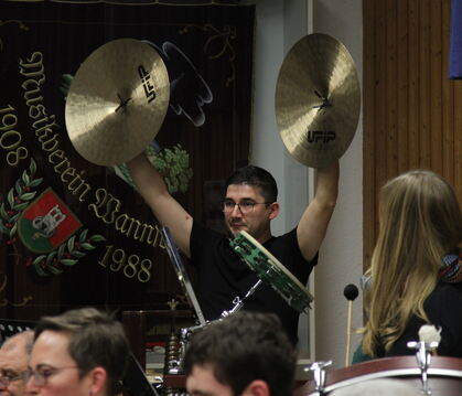 Jeder Schlag und jeder Ton sitzt: Ein Bild von der Probe des Musikvereins Wannweil fürs Weihnachtskonzert am Samstag, 13. Dezemb