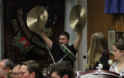 Jeder Schlag und jeder Ton sitzt: Ein Bild von der Probe des Musikvereins Wannweil fürs Weihnachtskonzert am Samstag, 13. Dezemb