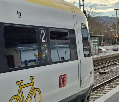 Eine Dienstfahrt hat den Dieseltriebwagen zum Metzinger Bahnhof geführt, der aktuell für Fahrgäste gesperrt ist. Dort werden ein