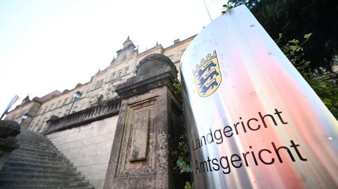 gericht, gebäude, bwg, lsw Blutiger Streit zwischen zwei Brüdern in einer Albgemeinde: Ein 60-Jähriger ist vor dem Schwurgericht in Tübingen wegen versucht