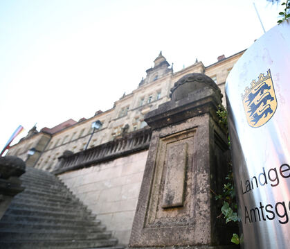 Blutiger Streit zwischen zwei Brüdern in einer Albgemeinde: Ein 60-Jähriger ist vor dem Schwurgericht in Tübingen wegen versucht