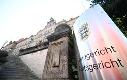 Blutiger Streit zwischen zwei Brüdern in einer Albgemeinde: Ein 60-Jähriger ist vor dem Schwurgericht in Tübingen wegen versucht