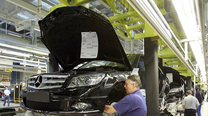 daim 3 Bei Daimler in Sindelfingen bauen Mitarbeiter Mercedes-Autos zusammen.