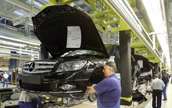 Bei Daimler in Sindelfingen bauen Mitarbeiter Mercedes-Autos zusammen.