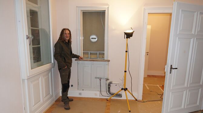 Gemeinderat Bernd Strasser in der ehemaligen Wartehalle des Bahnhofs Gomadingen. Der einstige Fahrkartenschalter musste nach den Gemeinderat Bernd Strasser in der ehemaligen Wartehalle des Bahnhofs Gomadingen. Der einstige Fahrkartenschalter musste nach den