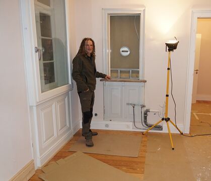 Gemeinderat Bernd Strasser in der ehemaligen Wartehalle des Bahnhofs Gomadingen. Der einstige Fahrkartenschalter musste nach den