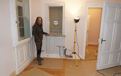 Gemeinderat Bernd Strasser in der ehemaligen Wartehalle des Bahnhofs Gomadingen. Der einstige Fahrkartenschalter musste nach den