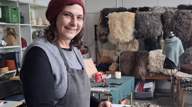 Sibylle Eschenlohr fertigt »Veggie-Felle« und Kissen aus Schafswolle.