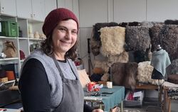 Sibylle Eschenlohr fertigt »Veggie-Felle« und Kissen aus Schafswolle.
