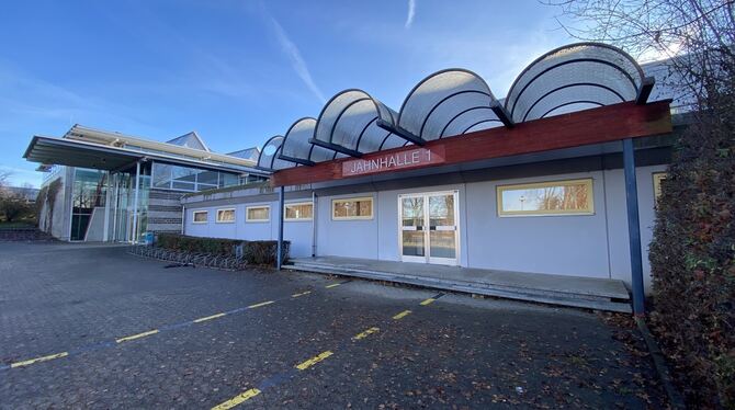 Sportstätten Die Tage der Jahnhalle 1 (rechts) sind gezählt. Deshalb will Mössingen hinter der Jahnhalle 2 (links) eine neue Jahnhalle 3 baue