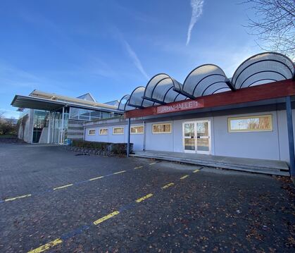 Die Tage der Jahnhalle 1 (rechts) sind gezählt. Deshalb will Mössingen hinter der Jahnhalle 2 (links) eine neue Jahnhalle 3 baue