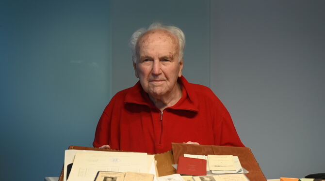 Heinz-Ulrich Schipper, 94, mit Dokumenten aus Ostpreußen.