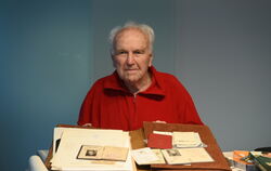 Heinz-Ulrich Schipper, 94, mit Dokumenten aus Ostpreußen.