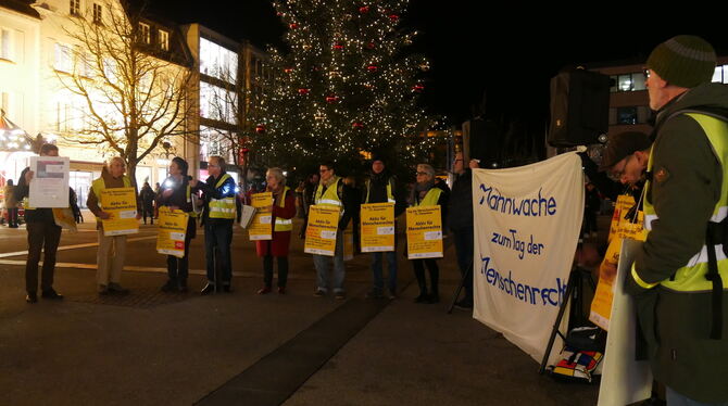 Mahnwache Menschenrechte Bei der Mahnwache am Mittwoch auf dem Reutlinger Marktplatz wies das Bündnis für Menschenrechte auf die Bedeutung der weltweit g