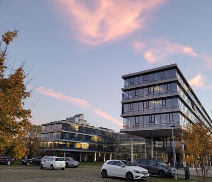 Die Abendsonne färbt die Wolken über dem Tübinger Landratsamt in sanftes Rosa. Rosige Zeiten für den Kreishaushalt indes lassen