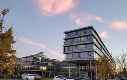 Die Abendsonne färbt die Wolken über dem Tübinger Landratsamt in sanftes Rosa. Rosige Zeiten für den Kreishaushalt indes lassen