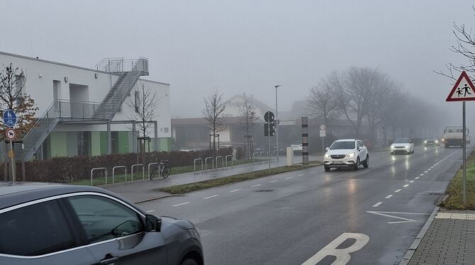 Noch gilt nur auf einem 150 Meter langen Abschnitt der B 28 alt in Neuhausen Tempo 30, beim Kinderhaus Erms (links), gesichert d