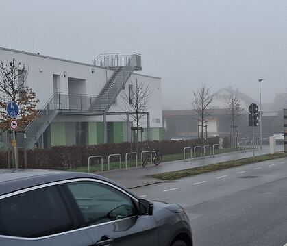 Noch gilt nur auf einem 150 Meter langen Abschnitt der B 28 alt in Neuhausen Tempo 30, beim Kinderhaus Erms (links), gesichert d