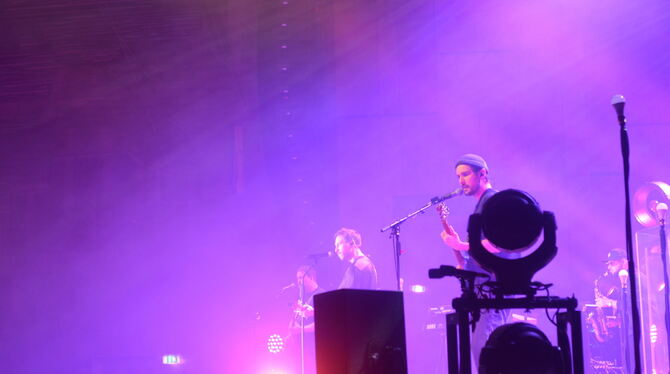 Max Giesinger Liederhalle Max Giesinger (Mitte): Der Liedermacher begeisterte mit seiner Musik, aber auch einer natürlichen, sympathischen Art die Fans in