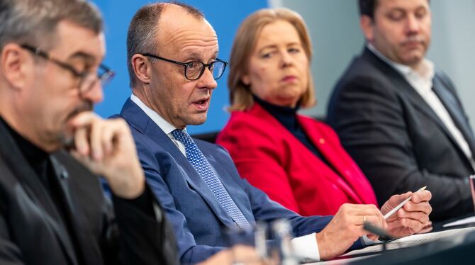 brb, lbn, Regierung, Parteien, Personen Bundeskanzler Friedrich Merz (2.v.l., CDU), Lars Klingbeil (r, SPD), Bundesminister der Finanzen, Bärbel Bas (SPD), Bundesminist