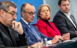 Bundeskanzler Friedrich Merz (2.v.l., CDU), Lars Klingbeil (r, SPD), Bundesminister der Finanzen, Bärbel Bas (SPD), Bundesminist