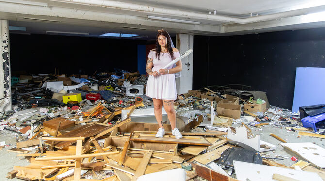 Anni auf viel Kleinholz.