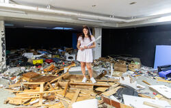 Anni auf viel Kleinholz.