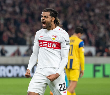 Lorenz Assignon jubelt nach seinem Treffer zum 1:0.