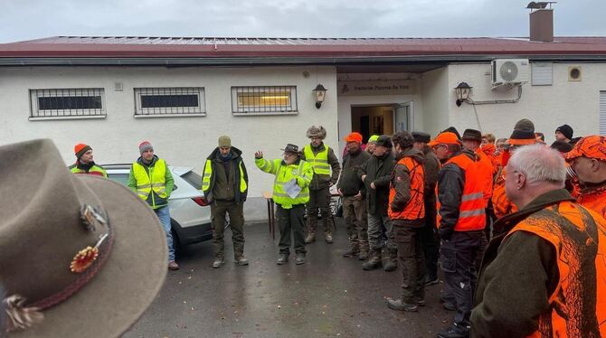 Vor dem Start gab es wichtige Informationen für die Teilnehmer der Drückjagd in St. Johann. FOTO: PRIVAT Vor dem Start gab es wichtige Informationen für die Teilnehmer der Drückjagd in St. Johann. FOTO: PRIVAT