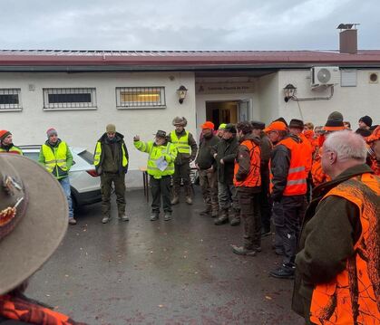 Vor dem Start gab es wichtige Informationen für die Teilnehmer der Drückjagd in St. Johann.  FOTO: PRIVAT