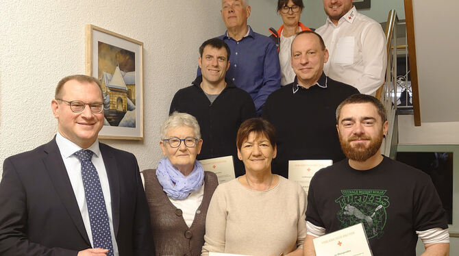 Einige der Geehrten mit Bürgermeister Mario Storz (links) und Sandra Eisele und Janis Tröster vom DRK.  FOTO: WURSTER