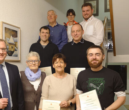 Einige der Geehrten mit Bürgermeister Mario Storz (links) und Sandra Eisele und Janis Tröster vom DRK.  FOTO: WURSTER