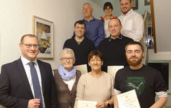 Einige der Geehrten mit Bürgermeister Mario Storz (links) und Sandra Eisele und Janis Tröster vom DRK.  FOTO: WURSTER