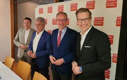 Staatsminister Gunter Krichbaum (2. von rechts) bei den Jung- und Familienunternehmern auf der Achalm. Links Landtagsabgeordnete