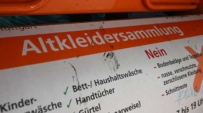 lsw, bwg, SCHWABEN, Kurioses, Kriminalität Die Aufschrift »Altkleidersammlung« ist auf einem Container für Altkleider und Stoffe angebracht. Immer mehr dieser Container ve