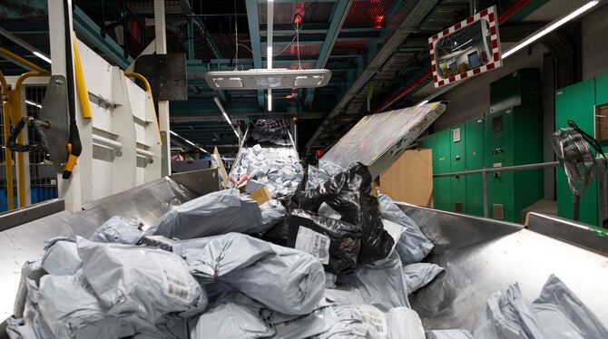 Internationales Postzentrum (IPZ) am Frankfurter Flughafen Internationales Postzentrum (IPZ) am Frankfurter Flughafen