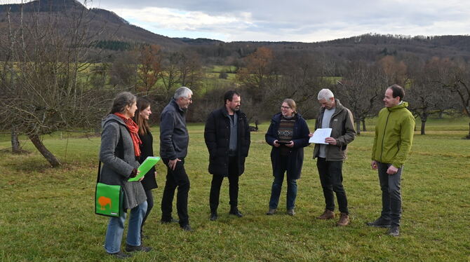Mybäumle Streuobstwiesen Vor der Dreifürstenstein-Albkulisse gibt's in Belsen Obstwiesen zu pachten: Von links die Organisatoren Sabine-Mall Eder, Hanna